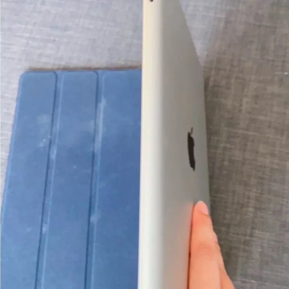 Apple iPad 2nd generation silver Tablet